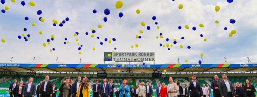 Solidarität mit der Ukraine – Hofmann Personal lässt Luftballons steigen